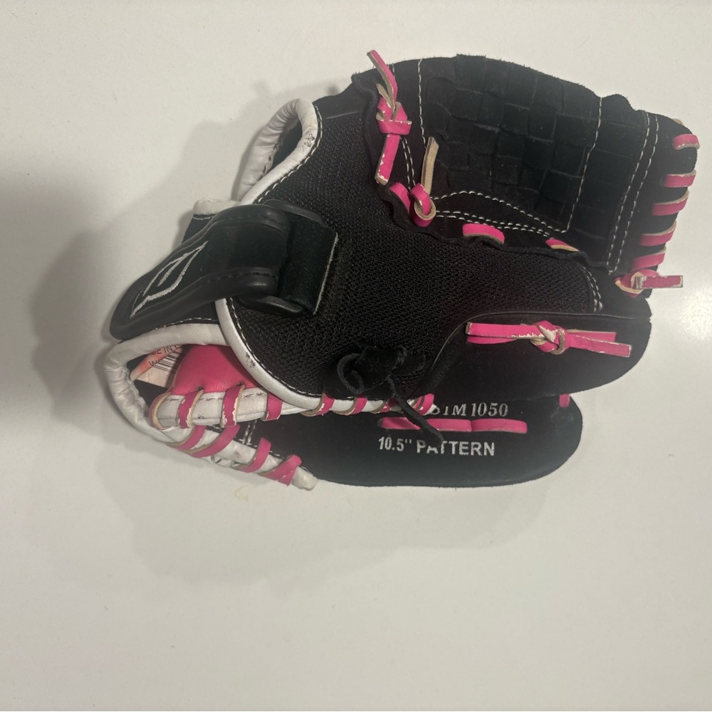 Girls Right Hand Worth STORM Series 10.5" Fastpitch Softball Glove in pink/black
